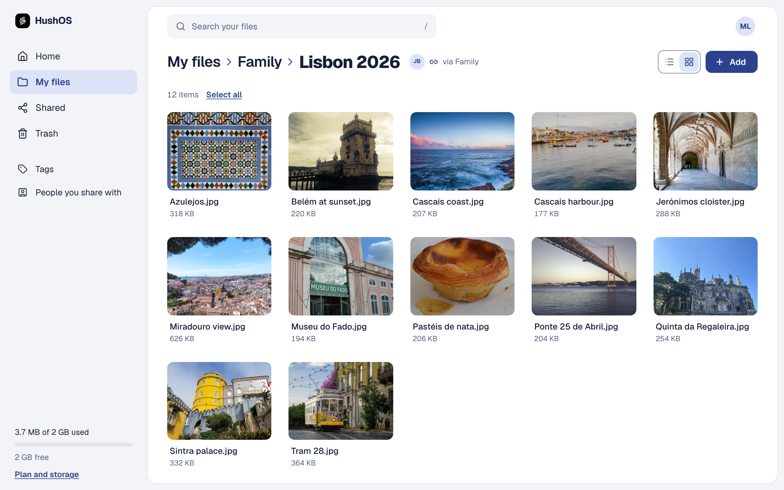 The Lisbon 2026 folder in a browser: twelve photos as a grid, with Jonas’s avatar and a link icon beside its name for who can open it.
